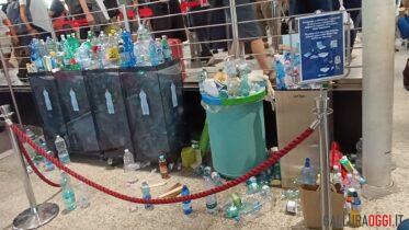 Troppa plastica all'aeroporto di Olbia, cestini saturi per il caldo