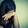 violenza su bambina che piange