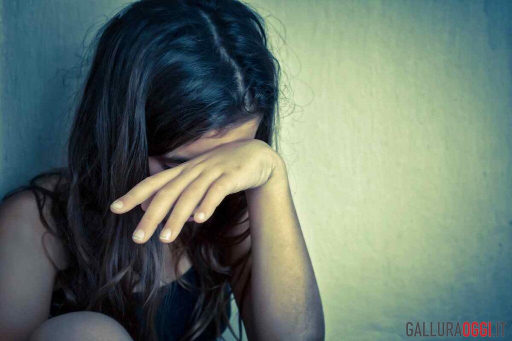 violenza su bambina che piange