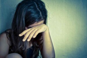 violenza su bambina che piange