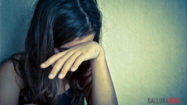 violenza su bambina che piange