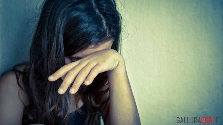 violenza su bambina che piange