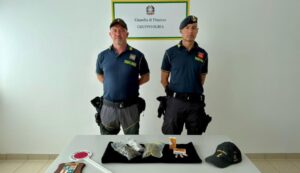 Beccato con mezzo chilo di droga al porto di Olbia, arrestato