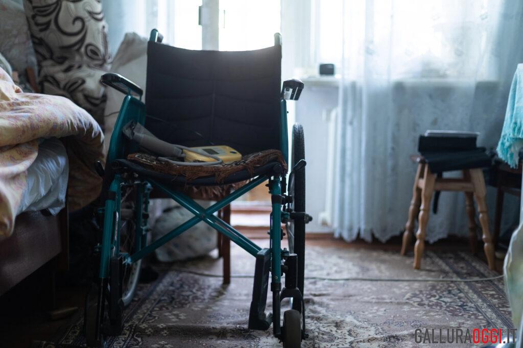 anziani soli sedia a rotelle casa
