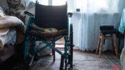 anziani soli sedia a rotelle casa