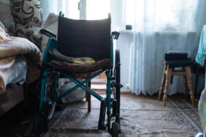 anziani soli sedia a rotelle casa