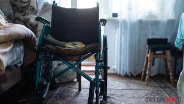 anziani soli sedia a rotelle casa