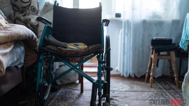 anziani soli sedia a rotelle casa