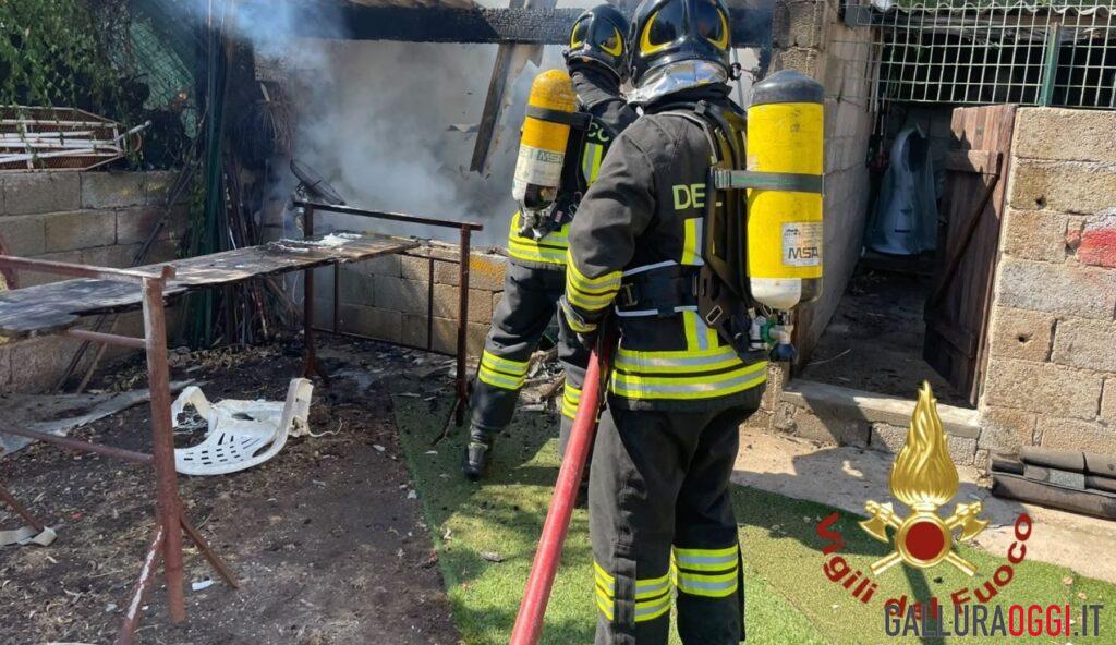 Incendio a Olbia, distrutto un deposito attrezzi