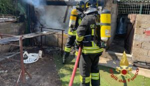 Incendio a Olbia, distrutto un deposito attrezzi