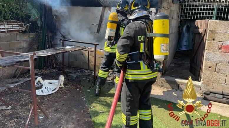 Incendio a Olbia, distrutto un deposito attrezzi