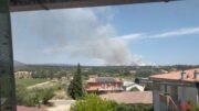 Incendio nelle campagne di Monti, squadre al lavoro sulle fiamme