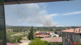 Incendio nelle campagne di Monti, squadre al lavoro sulle fiamme