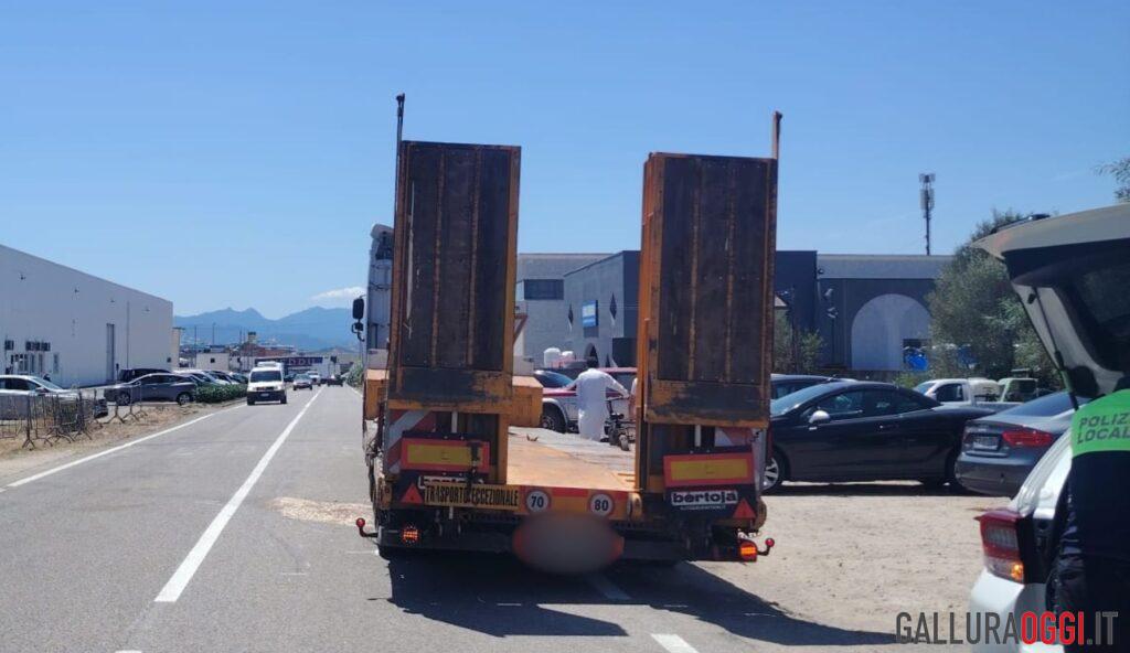 Incidente a Olbia in via Angola, tamponata auto in sosta feriti