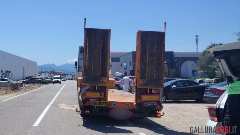 Incidente a Olbia in via Angola, tamponata auto in sosta feriti