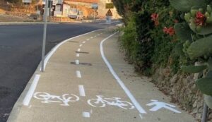 Pista ciclabile extralarge ad Arzachena, i pedoni tra i fichi d'India