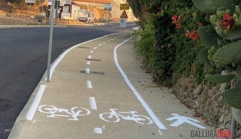 Pista ciclabile extralarge ad Arzachena, i pedoni tra i fichi d'India