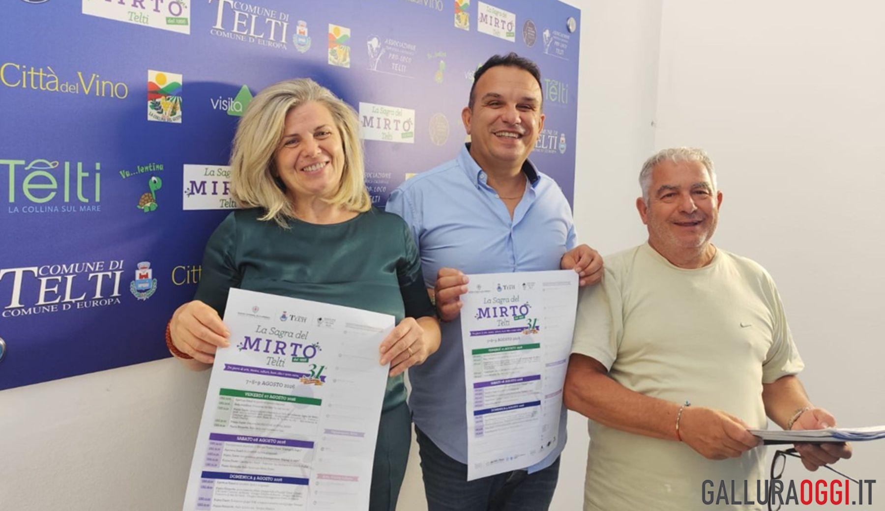 Piazza Rinascita a Telti, spettatori e artisti si preparano per la Sagra del Mirto