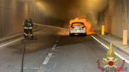 auto in fiamme tunnel di olbia