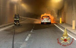 auto in fiamme tunnel di olbia