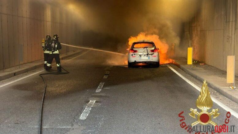 auto in fiamme tunnel di olbia