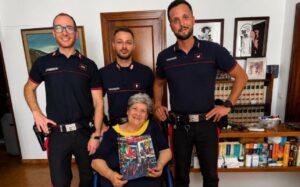 carabinieri la maddalena aiutano anziana
