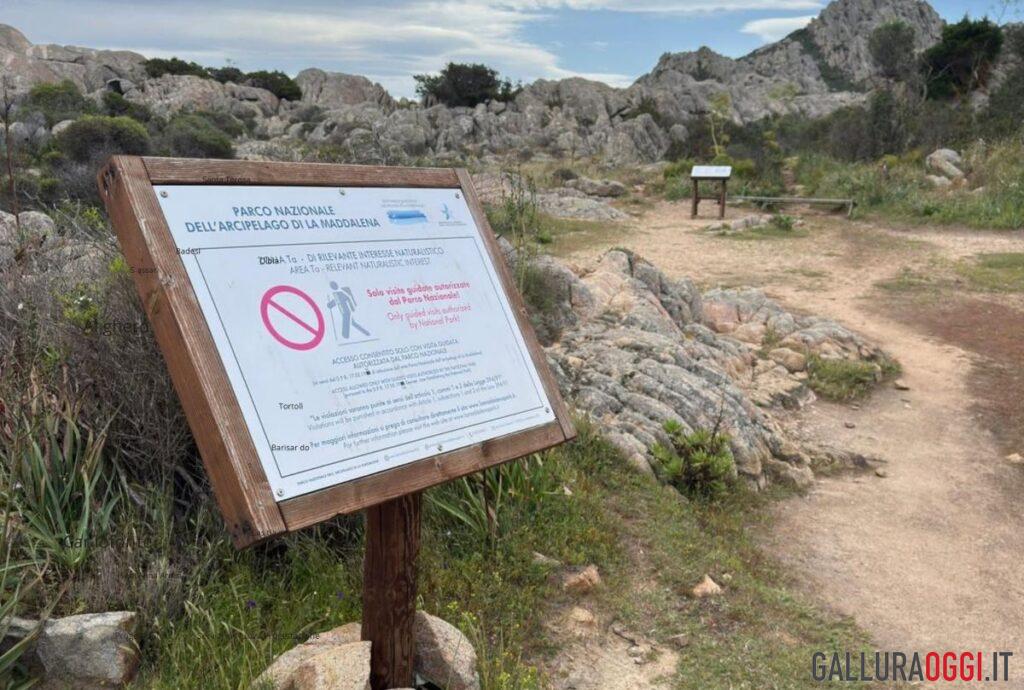 parco nazionale dell'arcipelago di la maddalena cartello divieti cala coticcio e brigantina caprera