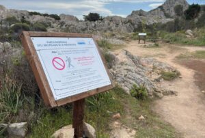 parco nazionale dell'arcipelago di la maddalena cartello divieti cala coticcio e brigantina caprera