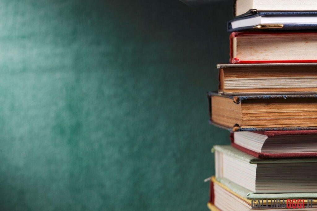 scuola lavagna libri