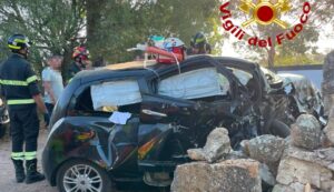 Auto finisce contro un muretto, un ferito ad Arzachena