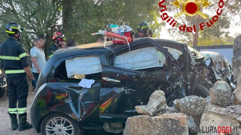 Auto finisce contro un muretto, un ferito ad Arzachena