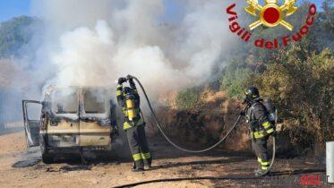 Auto prende fuoco sulla strada statale 125 a Olbia, cosa è successo