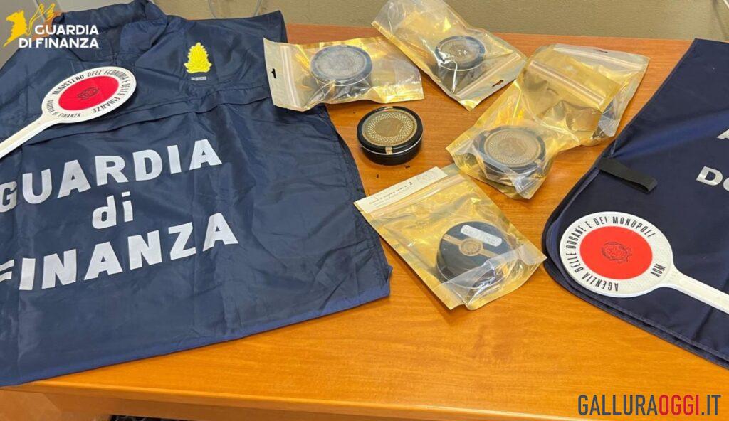 Controlli all'aeroporto di Olbia, sequestrati caviale e sabbia rubata