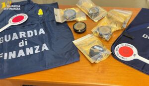 Controlli all'aeroporto di Olbia, sequestrati caviale e sabbia rubata