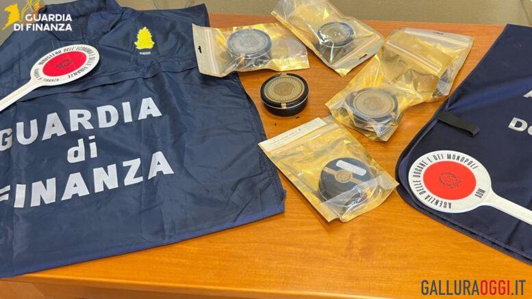 Controlli all'aeroporto di Olbia, sequestrati caviale e sabbia rubata