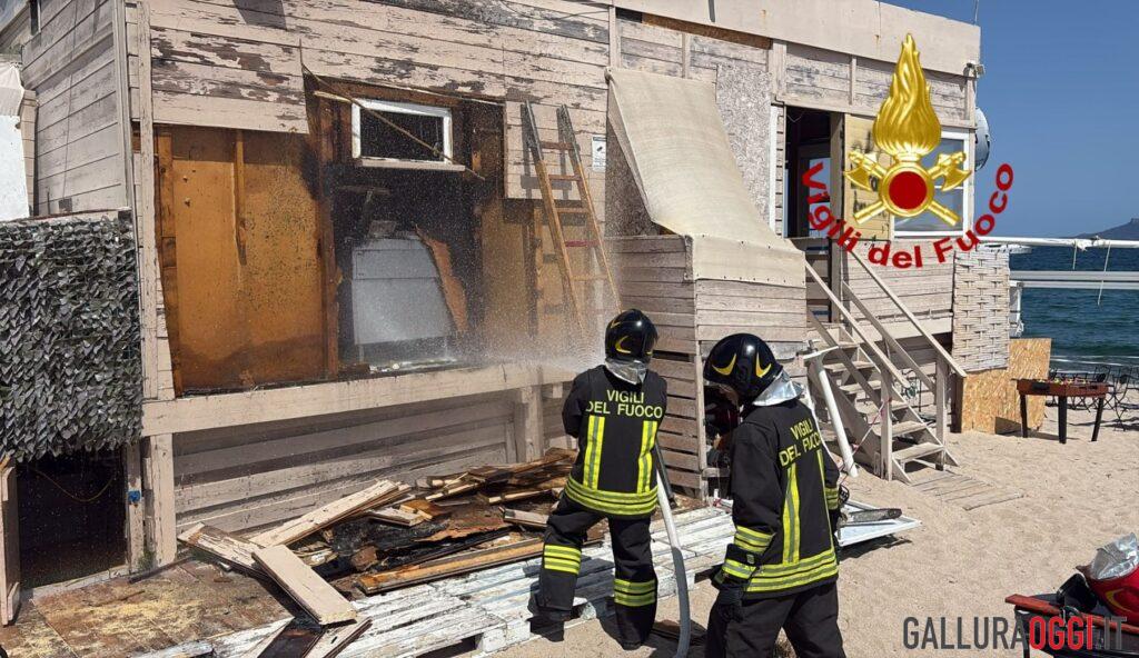 Incendio in un chiosco alle Saline, paura tra i bagnanti a Olbia
