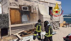 Incendio in un chiosco alle Saline, paura tra i bagnanti a Olbia