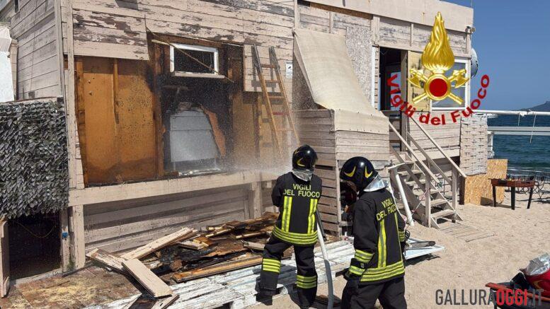 Incendio in un chiosco alle Saline, paura tra i bagnanti a Olbia