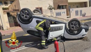 Incidente a Olbia, auto ribaltata in via dei Lidi