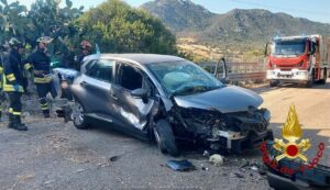 Incidente sulla strada verso Golfo Aranci, auto fuori strada
