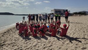 Quaranta volontari ripuliscono la spiaggia delle Saline a Olbia