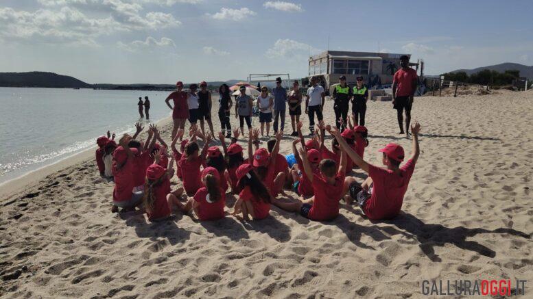 Quaranta volontari ripuliscono la spiaggia delle Saline a Olbia