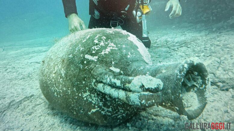 Tre anfore riemergono dal mare di Porto Rotondo