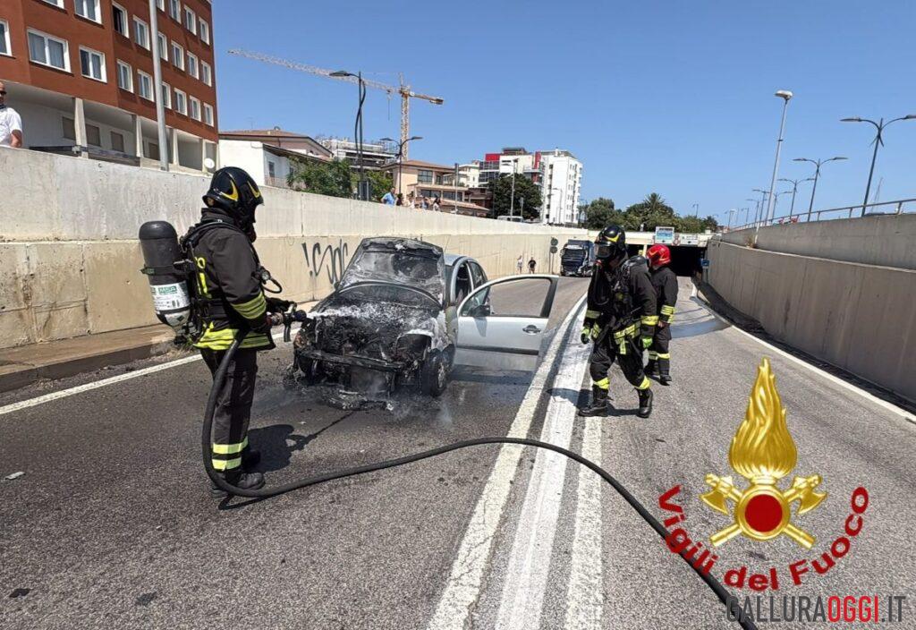 auto in fiamme all'uscita del tunnel olbia vigili del fuoco