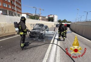 auto in fiamme all'uscita del tunnel olbia vigili del fuoco