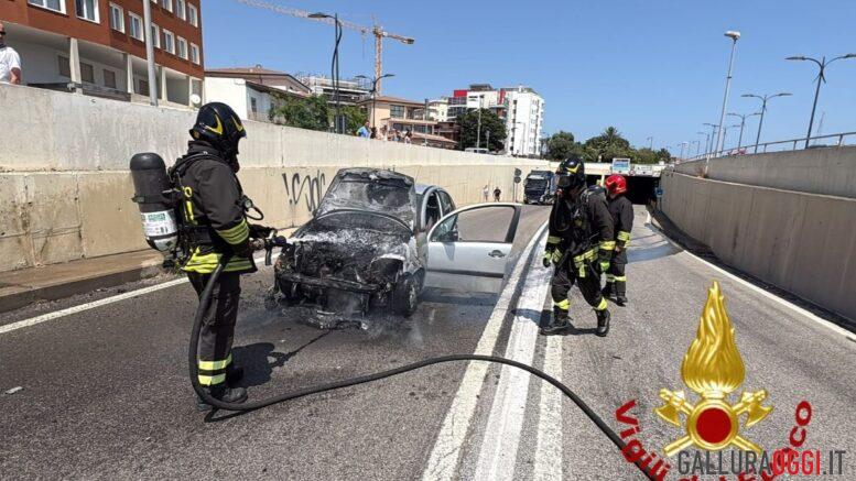 auto in fiamme all'uscita del tunnel olbia vigili del fuoco