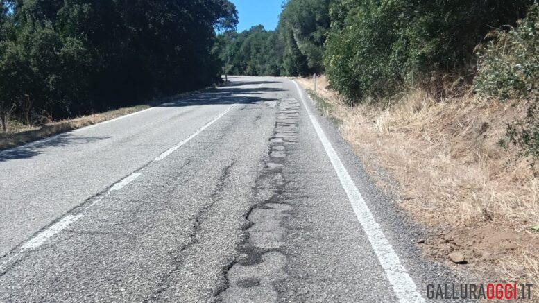 Buche e carreggiata stretta, allarme sulla strada tra Luogosanto e Arzachena