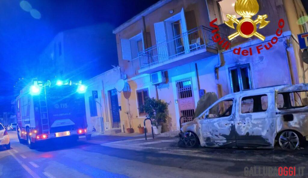 Incendio nella notte a Olbia, auto distrutta dalle fiamme