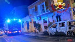 Incendio nella notte a Olbia, auto distrutta dalle fiamme