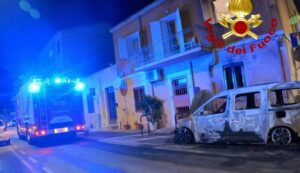 Incendio nella notte a Olbia, auto distrutta dalle fiamme